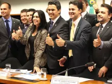 Deputados favoráveis ao Estatuto da Família comemoram aprovação na Comissão Especial.