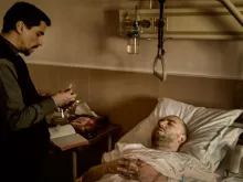 Pe. Rodrigo Miranda dando a Eucaristia em um hospital de Aleppo (Síria) 