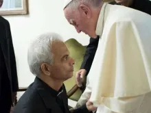 Pe. Tom Uzhunnalil junto com o Papa Francisco.