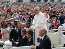Papa no papamóvel ao chegar à Audiência Geral.