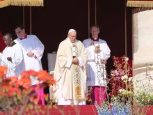 Papa Francisco preside uma Missa.