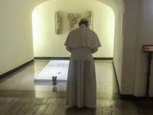 Papa Francisco reza diante do túmulo do Beato Paulo VI.