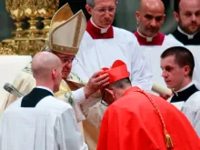 Papa impõe o barrete cardinalício a Juan José Omella, Arcebispo de Barcelona.