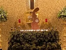 Imagem da “pachamama” como ostensório da Eucaristia sobre o altar da paróquia São João Macías, na área metropolitana de Guadalajara.