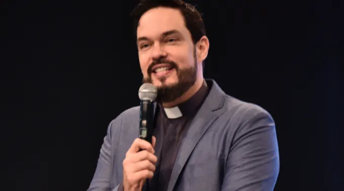 Padre-Adriano-Zandona-Questionario-Sinodo_Divulgacao.jpg ?? 