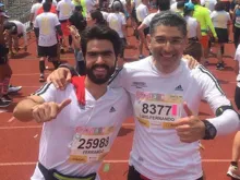 Pe. Luis Fernando Valdés (à direita) com um companheiro da sua equipe de corredores na Maratona da Cidade do México.