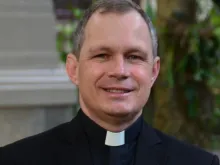 Bispo demitido pelo papa reza em frente à conferência de bispos