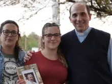 Padre José Dabusti com Candela e sua mãe Roxana