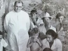 Padre José Gumercindo com algumas pessoas às quais se dedicava.