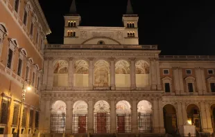 O Palácio Lateranense ao lado da Basílica de São João de Latrão.