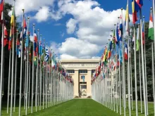 Palácio das Nações em Genebra, na Suíça, que abriga a sala de conferência do conselho de direitos humanos da ONU. - Foto: Groov3 via Wikimedia (CC0 1.0).