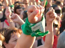 Manifestantes com o lenço verde do movimento abortista argentino