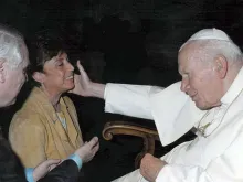 Paola Bonzi e o Papa São João Paulo II. Crédito: Facebook Paola Bonzi