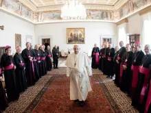 O papa juntamente com os bispos franceses durante a recente visita ad limina.