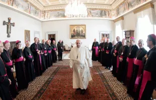 O papa juntamente com os bispos franceses durante a recente visita ad limina.
