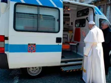 Papa abençoa a ambulância do Vaticano em uma imagem de arquivo.