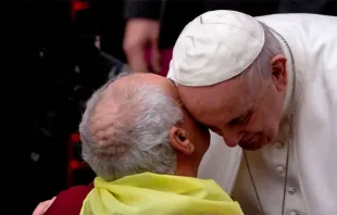 O Papa com um idoso em uma imagem de arquivo.