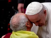 Papa Francisco abençoa um homem idoso