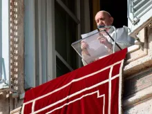 O Papa durante a oração do Ângelus no Vaticano.