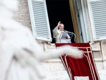 Papa Francisco saudando os fiéis do Palácio Apostólico.