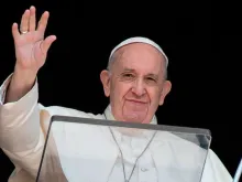 Papa Francisco saúda os fiéis do Palácio Apostólico.