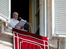 Papa reza o Ângelus do Palácio Apostólico.