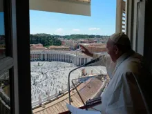 O Papa saúda os fiéis reunidos na Praça de São Pedro.