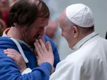 O Papa Francisco consola um doente em uma imagem de arquivo.