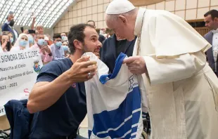 O papa Francisco conversa com atleta paralímpico 