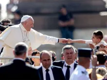 Papa Francisco saúda uma criança na Audiência Geral.