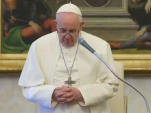 O Papa em oração.