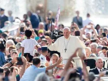 Papa ao chegar à Praça de São Pedro.