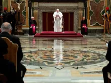 Papa pronuncia seu discurso aos novos embaixadores junto a Santa Sé.