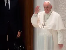 O Papa chega à Sala Paulo VI 