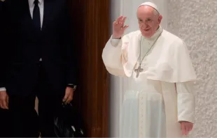 O Papa chega à Sala Paulo VI 