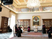 A Biblioteca do Palácio Apostólico durante a Audiência.