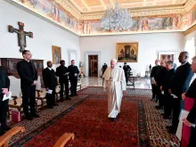 O Papa ao chegar à audiência com o Pontifício Colégio Belga.