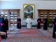 Papa preside a Audiência na Biblioteca do Palácio Apostólico.