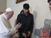 Papa abençoa cruz feita com colete salva-vidas de migrante afogado.