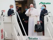 Papa Francisco no avião em Roma.