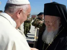 Papa Francisco e o Patriarca Bartolomeu, na Grécia, em abril de 2016. Crédito: Vatican Media