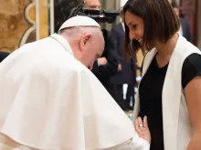 O Papa abençoa uma mãe durante a audiência.