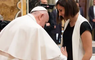 O Papa abençoa uma mãe durante a audiência.
