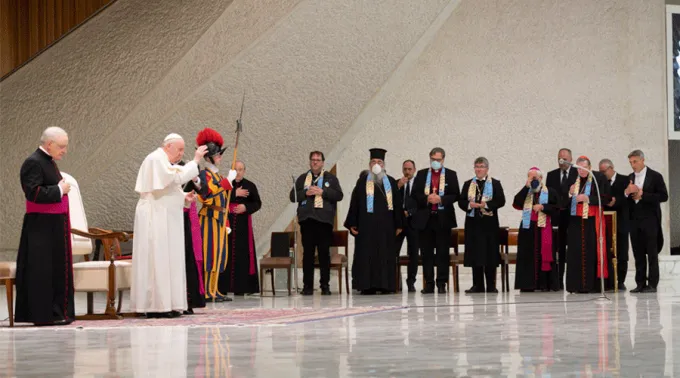 Papa-Francisco-Bendice-Participantes-Peregrinacion-Ecumenica-25102021.gif ?? 
