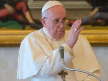 Papa Francisco concede sua bênção ao finalizar o Ângelus.