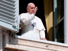 Papa Francisco dá a bênção do Palácio Apostólico.