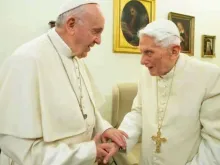 Imagem referencial. Papa Francisco com Bento XVI em 2018.