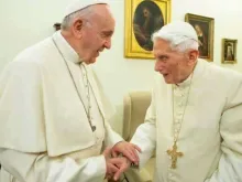 Papa Francisco e Bento XVI, reunidos em 21 de dezembro de 2018. Crédito: Vatican Media