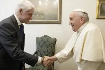 Papa-Francisco-Bill-Clinton-Dicasterio-Comunicacion-Vaticano-060723.jpg