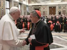 Papa Francisco e cardeal Becciu no Vaticano